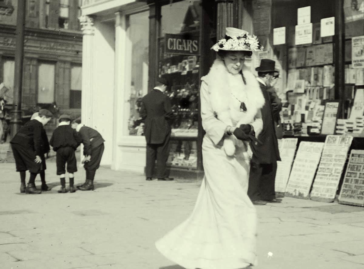 Strolling-on-O-Connell-Street-1904