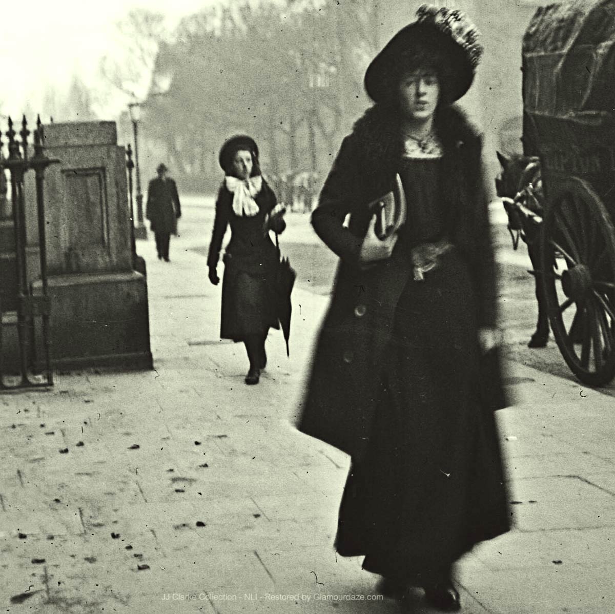Walking-past-St-Vincents-Hospital---Dublin-1904d