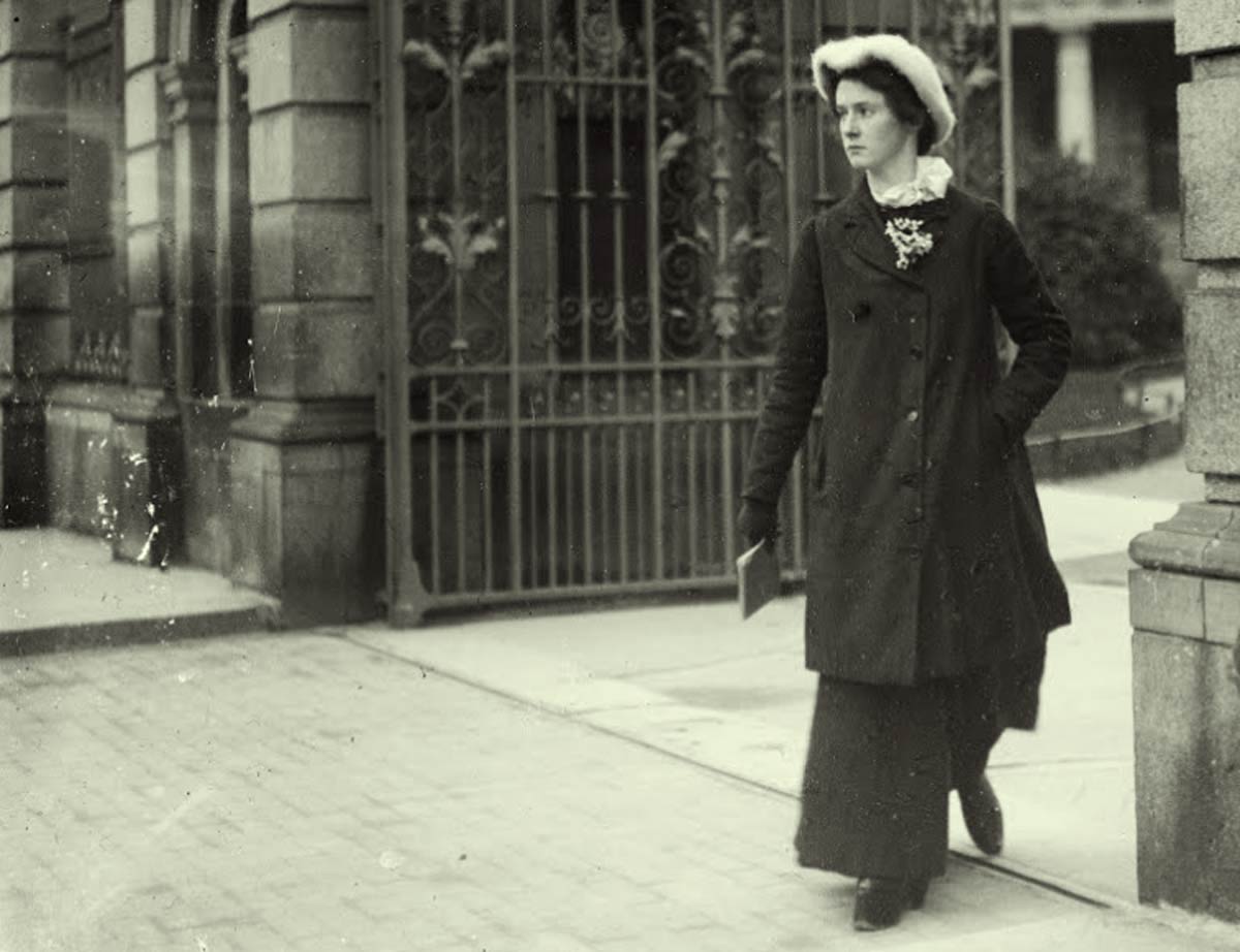 woman-at-gates-of-Leinster-House-1900 to 1904
