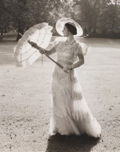 Queen-Mother-1939---by-Cecil-Beaton