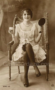 1918 - 1900's makeup - Early Photos of Women Applying Makeup
