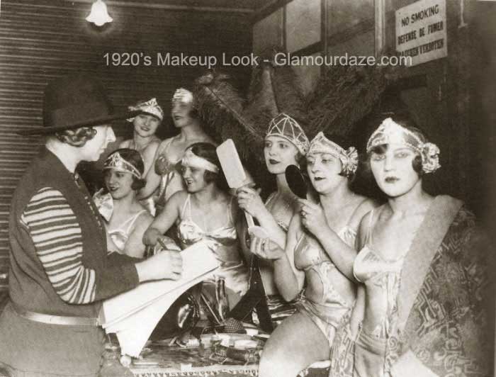 1920s-chorus-girls-apply-makeup
