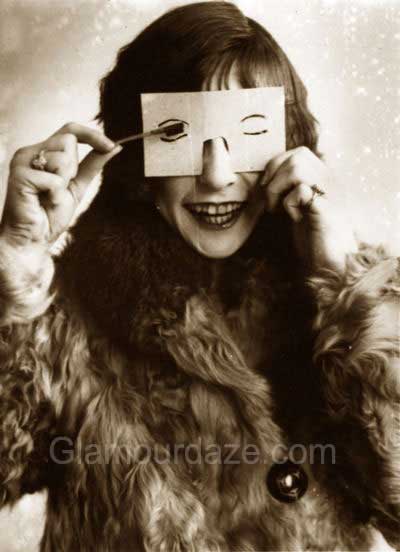 1920s-makeup---applying-mascara-with-stencil