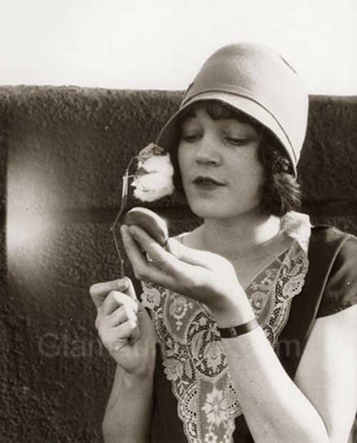 1929---makeup-compact