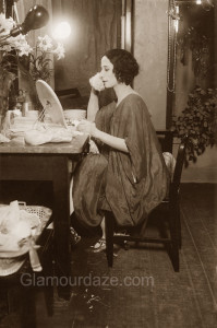 Anna-Pavlova---makeup-mirror--1915--Library-of-Congress