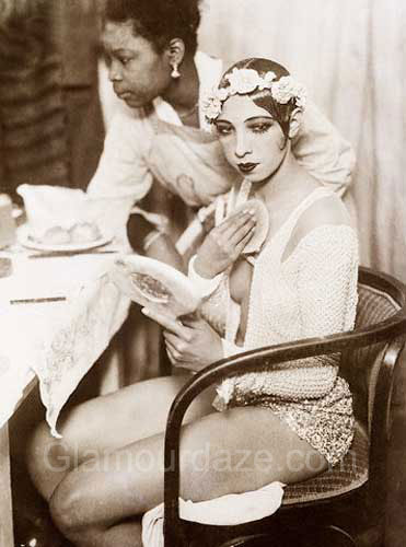 Josephine-Baker-Putting-On-Makeup-in-1928
