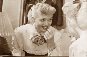 June-Christy-1948---applies-lipstick-in-dressing-room---LOC