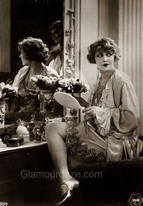 Lotte-Loring---Vanity-Mirror--1920s-makeup