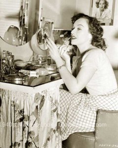 Paulette-goddard-applying-lipstick---1940s-makeup