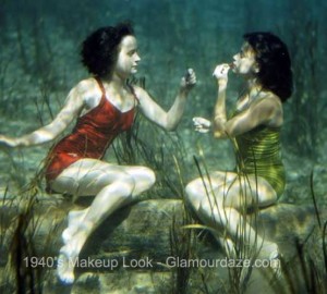Performing-swimmers-apply-lipstick-underwater-1944--National-geographic
