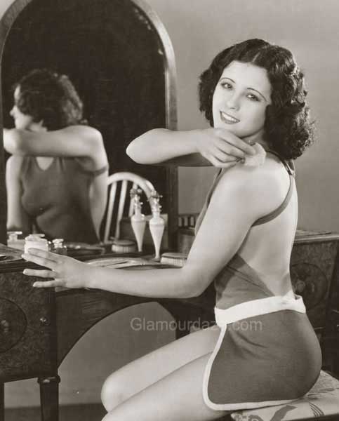 Raquel-Torres---1920s-makeup---vanity-mirror