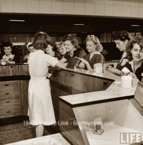 Women-workers-at-a-cosmetics-factory-in-1943--Time-Life