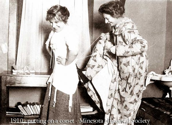 1910---putting-on-a-corset---Minnesota-história-sociedade