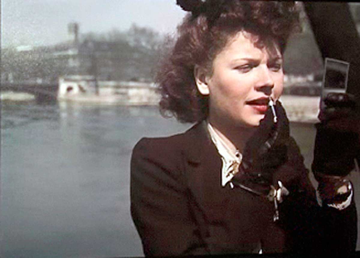 Woman-applying-lipstick--Paris-WWII---Andre-Zucca2