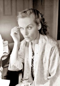 1930s-Beauty-Shop---Carole-Lombard-does-her-makeup---eyebrow-pencil