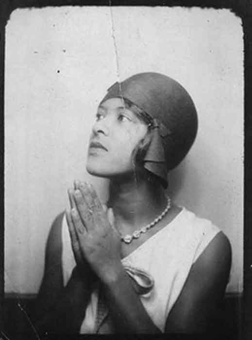 Vintage-Photobooth---Women's-Selfies-from-1900s-to-1960
