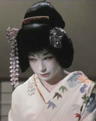 Shirley-Maclaine-becomes-a-Geisha