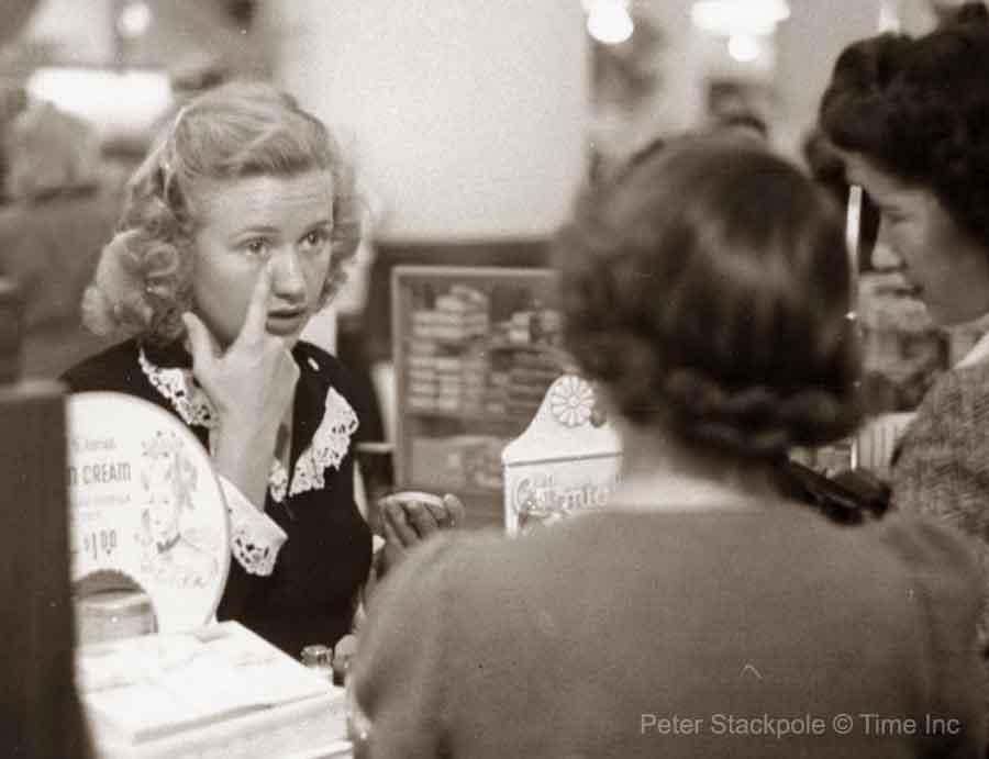 1940s-Beauty---Priscilla-Lane-sells-cosmetics-for-a-day