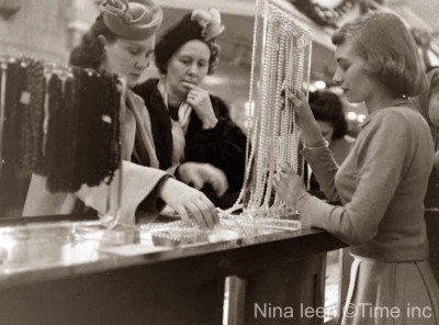 Christmas-1948---Macys-New-York---jewellery-counter