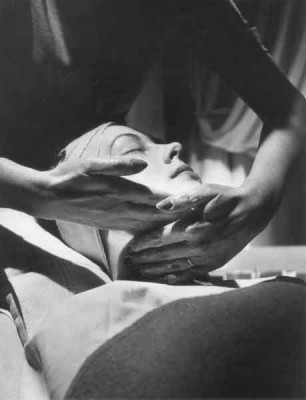 2-Trip-a-Beauty-Salon-in-1950 - massage