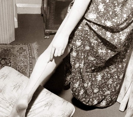 1940s-Wartime-Fashion---Liquid-stockings seams