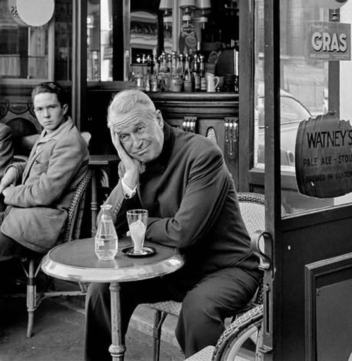 1954-Maurice-CHEVALIER---Paris-cafe