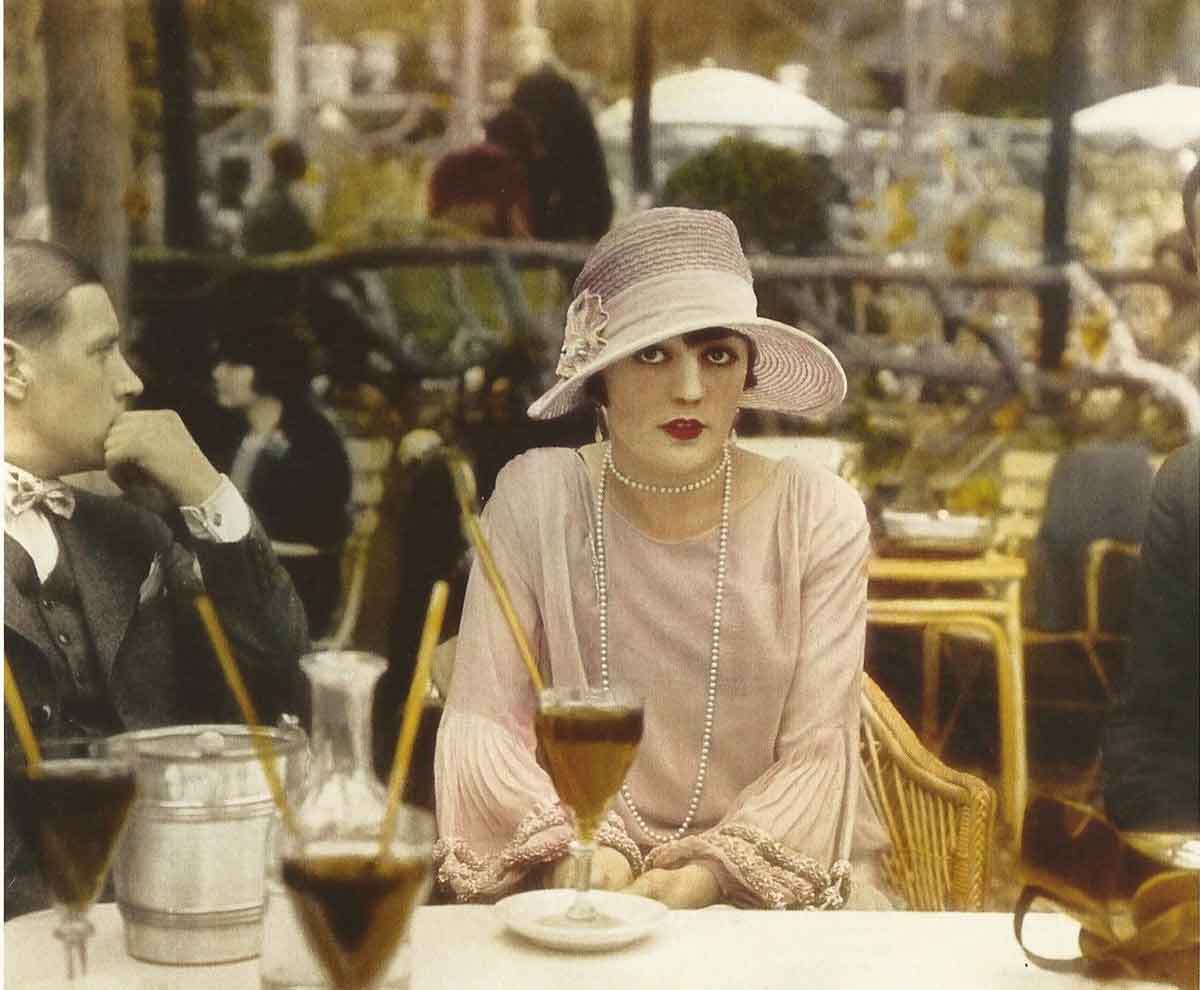 Pola-Negri,-1927,-Cafe-de-la-Paix,-Paris