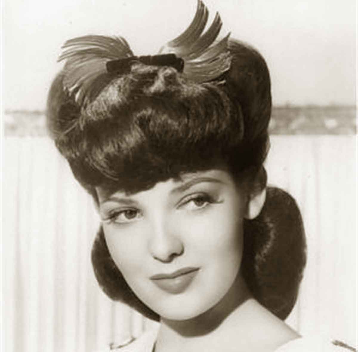 1940s Hairstyles Memorable Pompadours Linda Darnell 