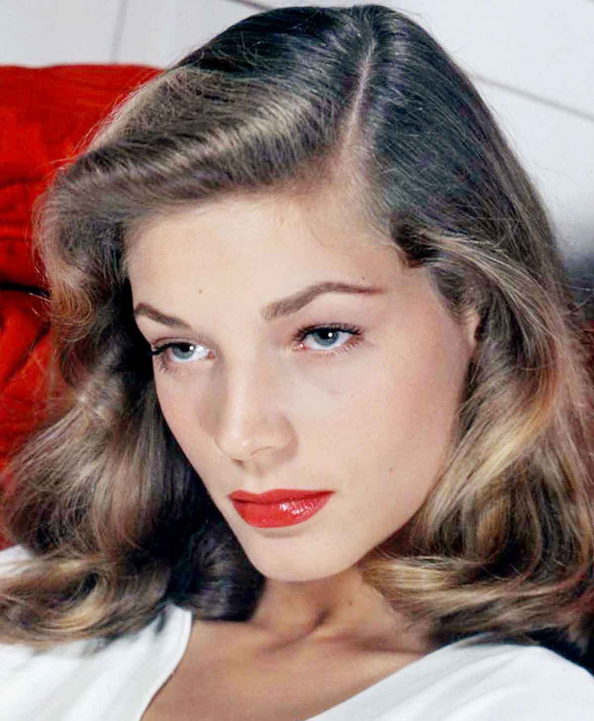 1-Lauren-Bacall-Top Ten Most Beautiful 1940s Women