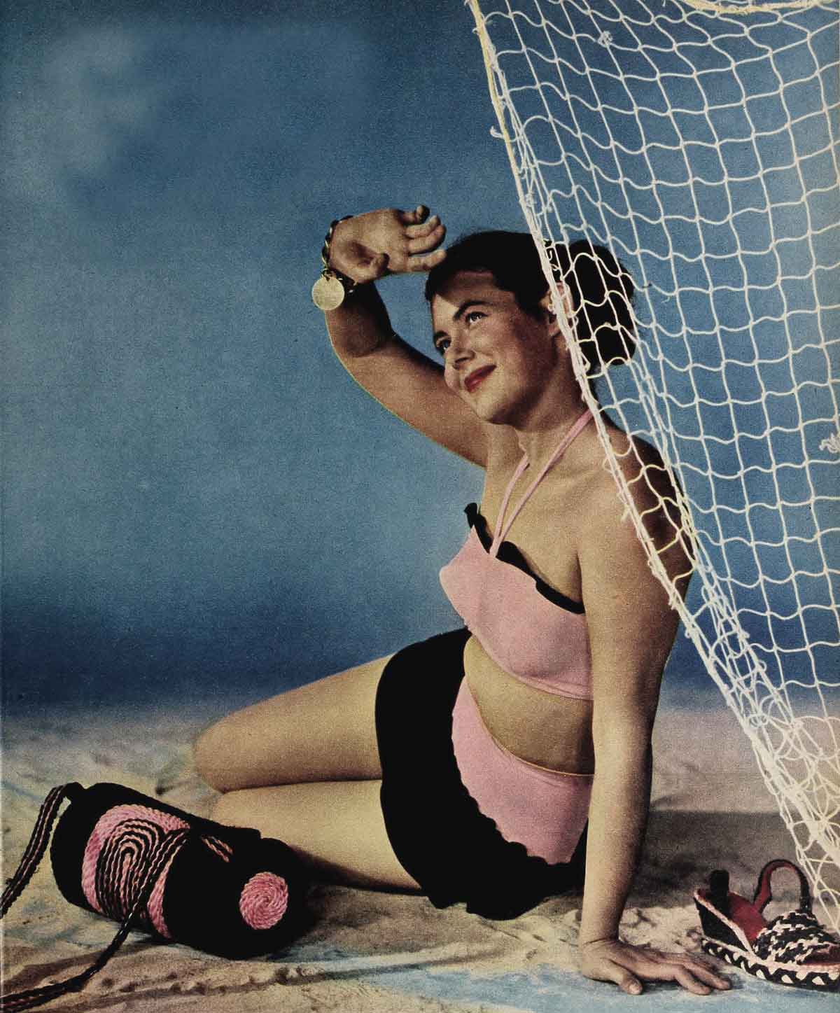 1940s-Fashion---Summer-Frock-and-Swimsuit-Styles-