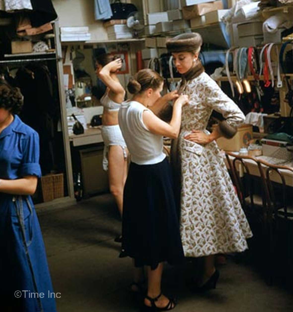 Backstage-at-a-Christian-Dior--show-1954---Mark-Shaw