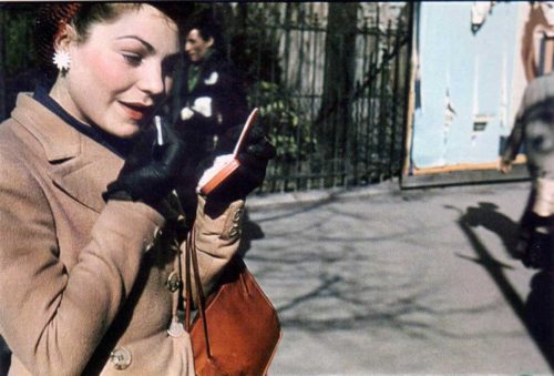 woman-applying-lipstick-paris-wwii-andre-zucca