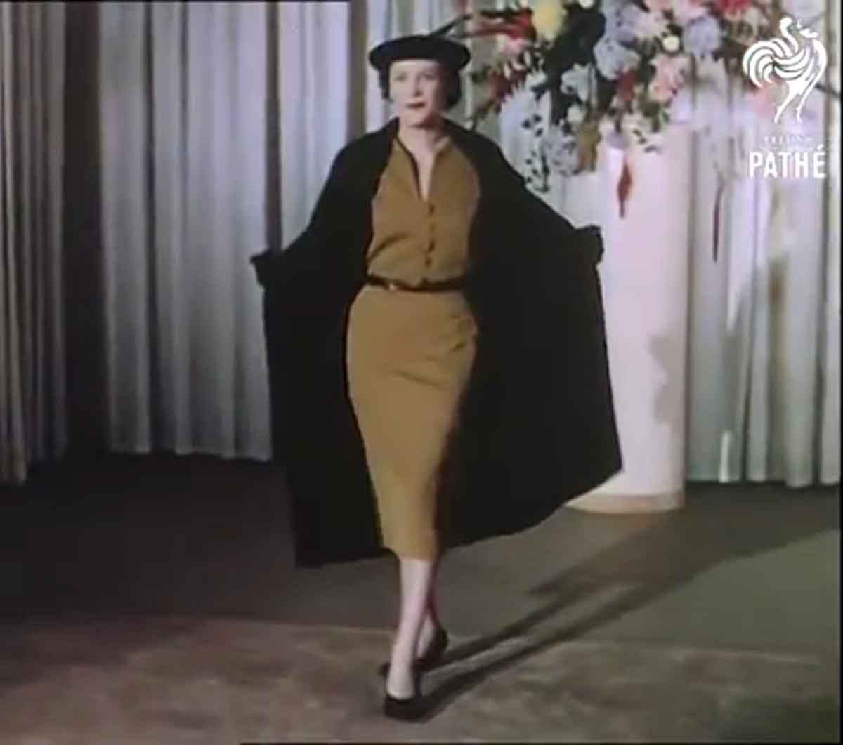 1950s-british-fashion-show-in-color-1951-peter-russell-ensemble