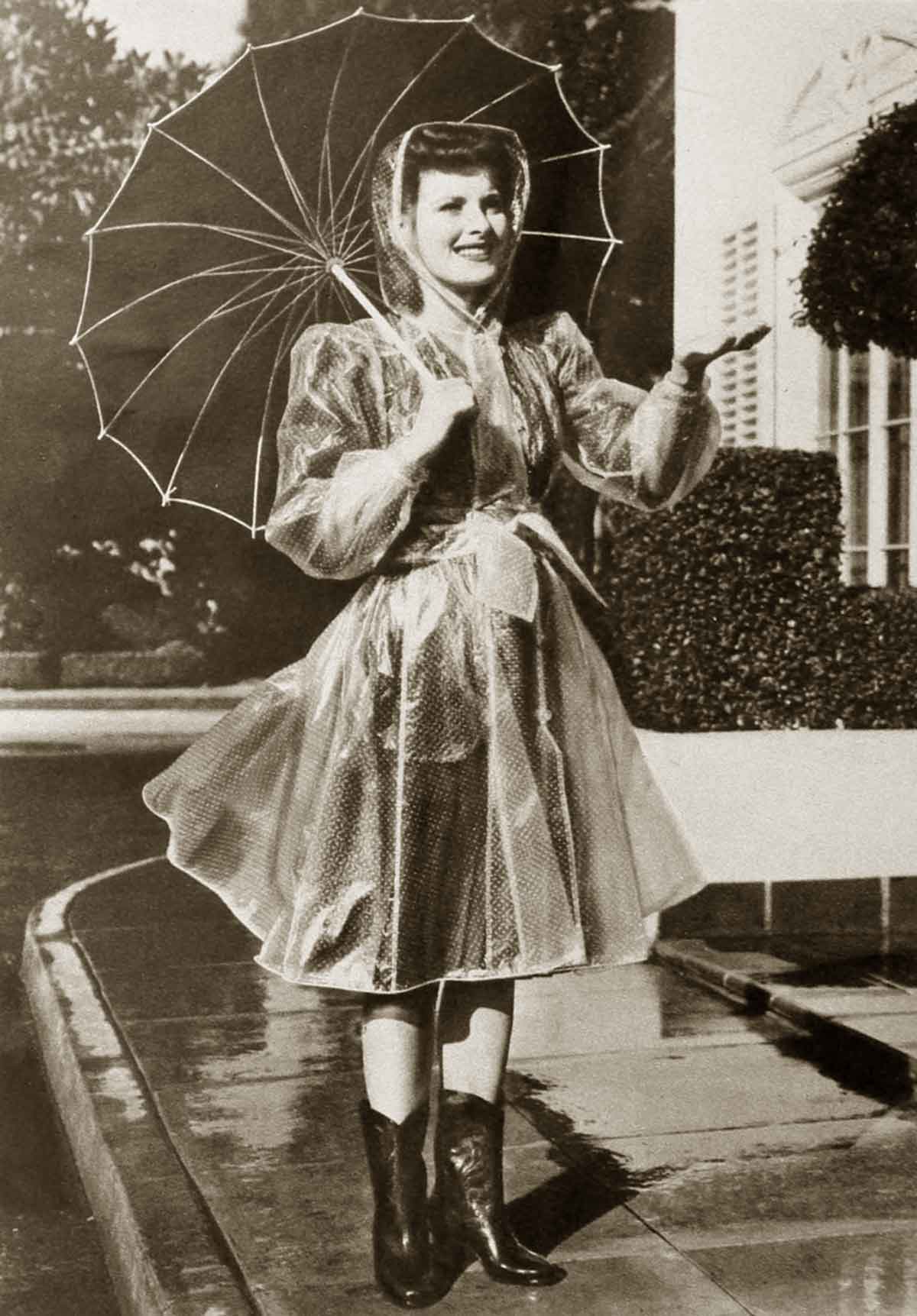 1940s-Fashion---Maureen-O-Hara-Winter-Style-1941