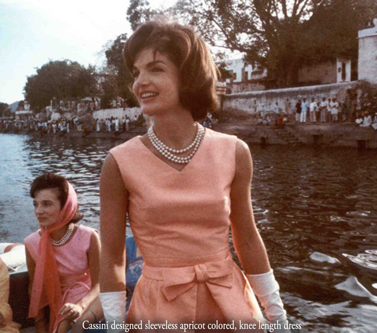 Jackie-kennedy-in-Cassini-frock-and-necklace-India-1962