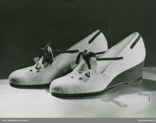Shoes in textile, decorative tape, low wedge heel.1941