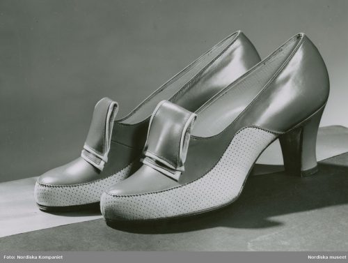 Summer walking shoes - Two-color shoes with smooth, perforated decor and heel 1941