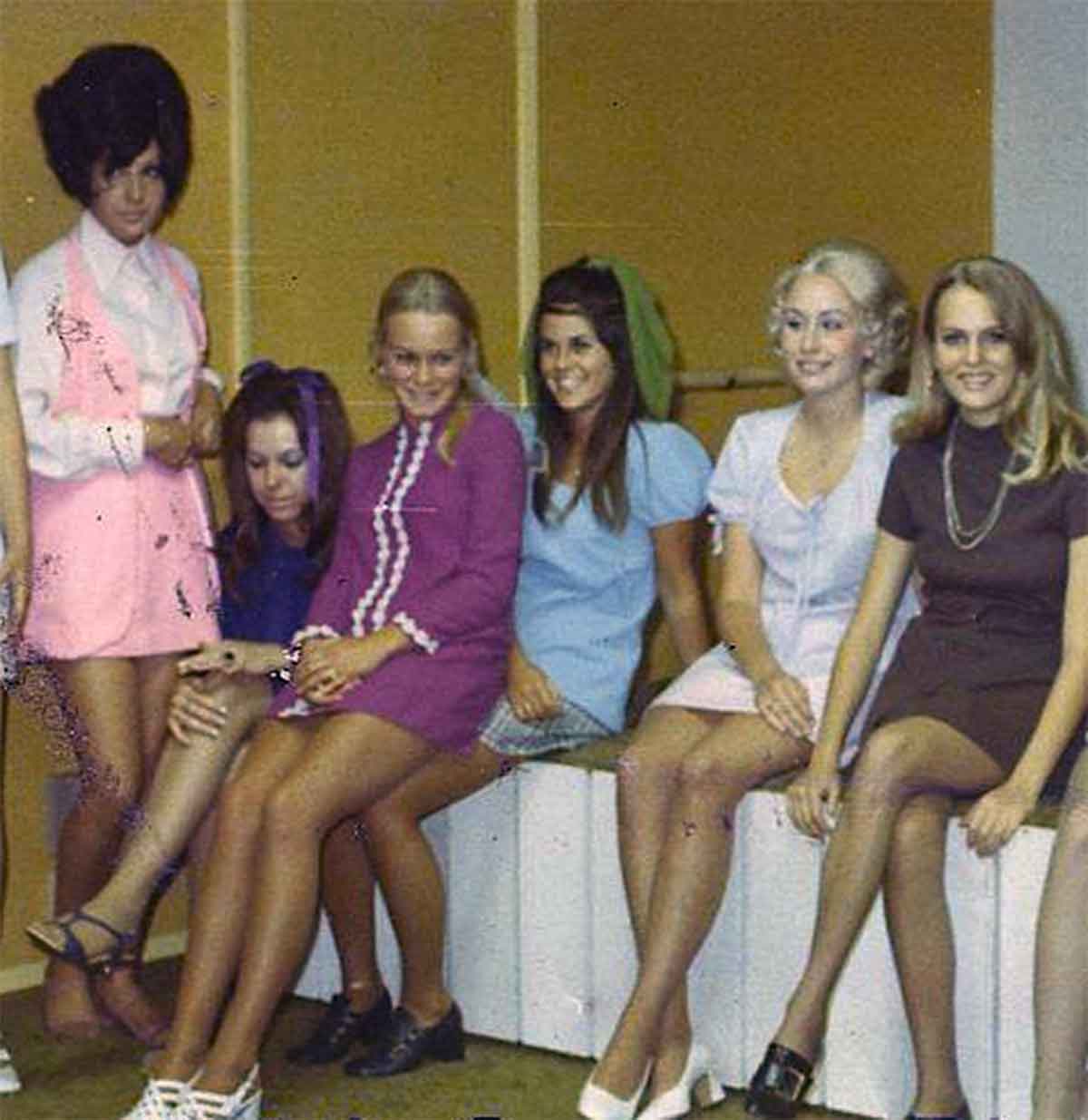 straight-out-of-the-60s - found photos of women in the 1960s