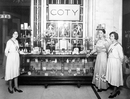 Selfridges-cosmetics-counter-1920s