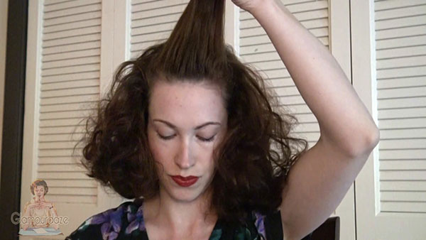 Quick-and-Easy-1940s-Hairstyle-Trick---part-hair