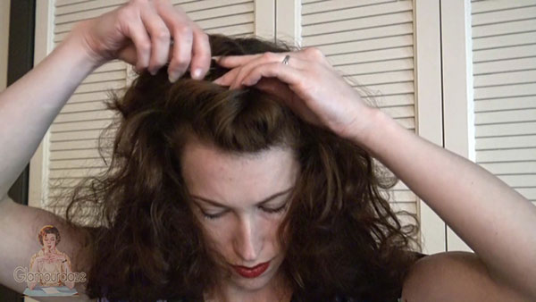 4-Quick-and-Easy-1940s-Hairstyle-Trick---bobby-pins