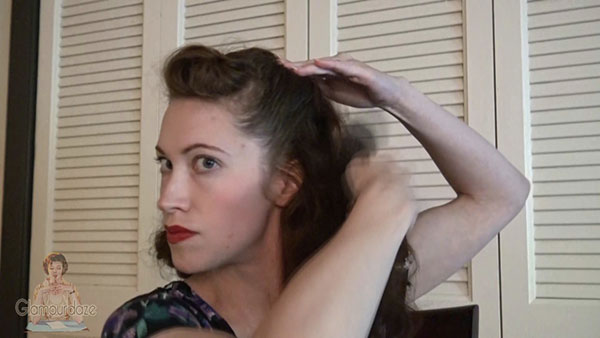 8-Quick-and-Easy-1940s-Hairstyle-Trick---brush-and-blend