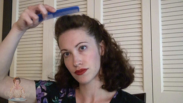 9-Quick-and-Easy-1940s-Hairstyle-Trick---comb