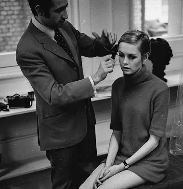 Leonard-Lewis-adds-a-finishing-touch-to-Twiggys-crop-1966-©-Getty