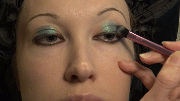 flapper eye makeup - Turquoise eye shadow